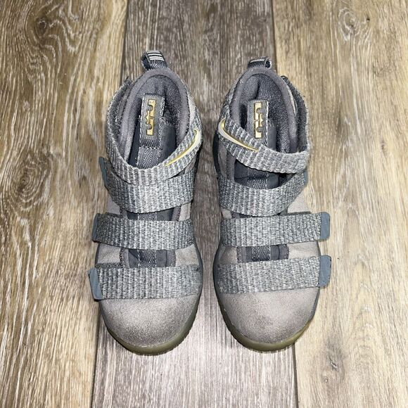 Nike Lebron Soldier Gray Platinum Youth Size 10.5C 918368-010 Basketball Shoes - Picture 4 of 11